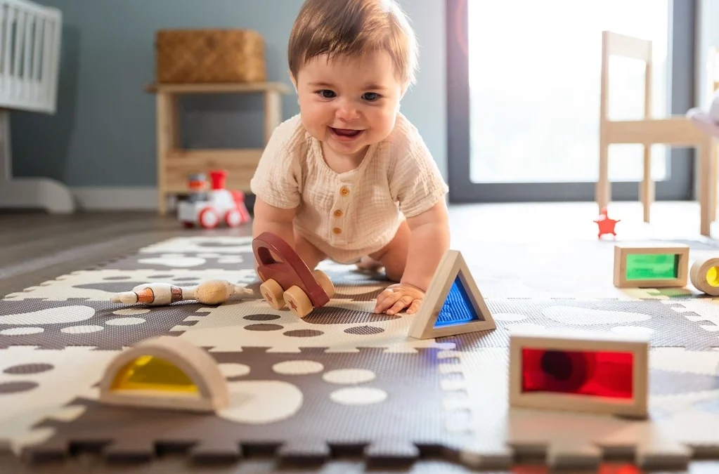 La imagen muestra a un bebé jugando con productos educativos.