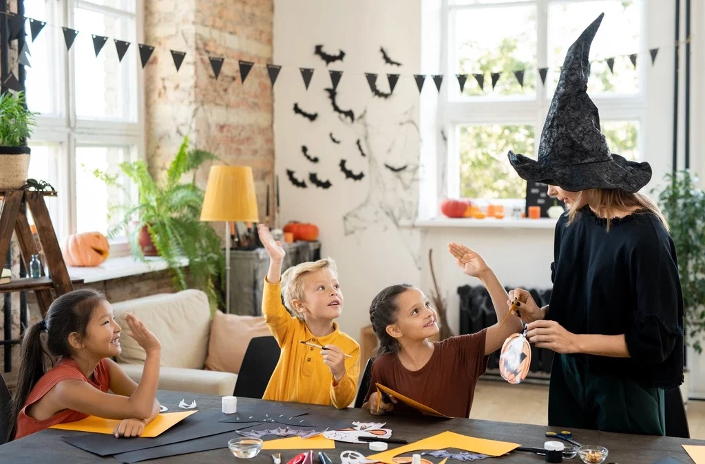 La imagen muestra a una familia haciendo manualidades fáciles de Halloween
