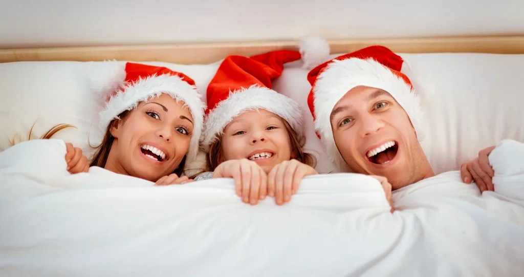 La imagen muestra una de las actividades navideñas para hacer en familia.